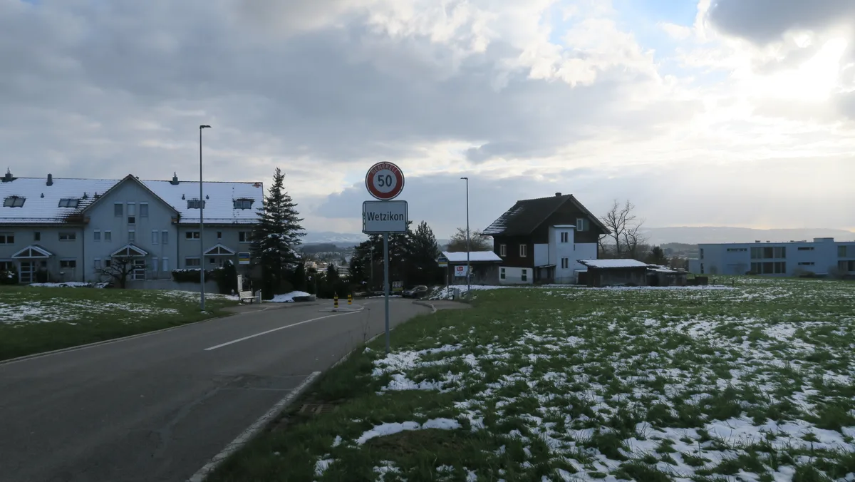 Die Ortseinfahrt Wetzikon von Ober Balm her kommend.